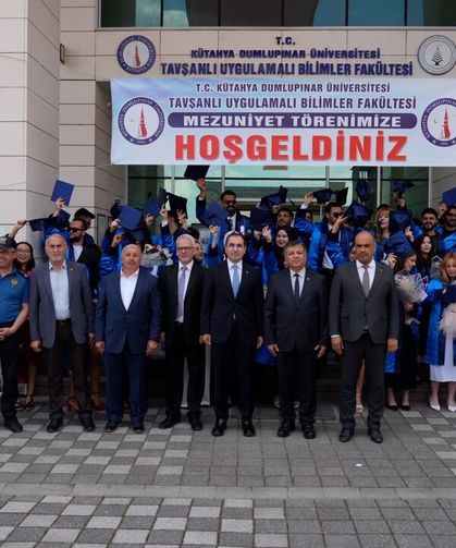 Tavşanlı'da öğrenciler mezuniyet coşkusuyla geleceğe uğurlandı