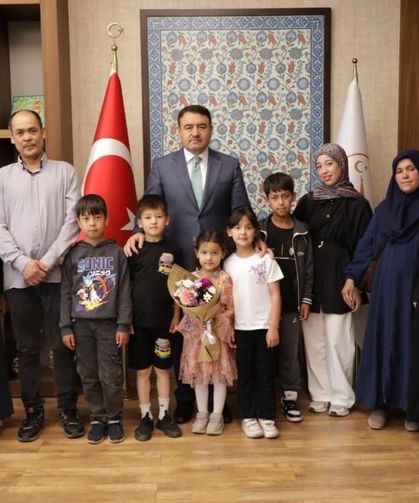 Vali Işın, şehit mezarlığının çevresini temizleyen minikler ile buluştu