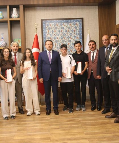 Kütahya’nın LGS Türkiye birincileri Vali Musa Işın’ı ziyaret etti