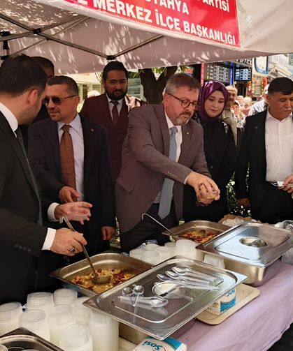 MHP Kütahya teşkilatından vatandaşlara aşure ikramı