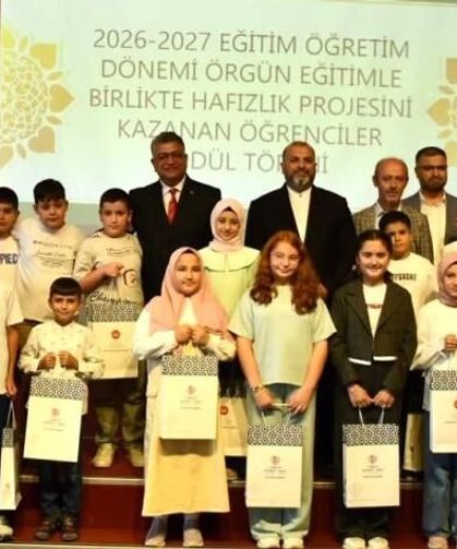 Kütahya'da hafızlık projesini kazanan öğrenciler ödüllerine kavuştu