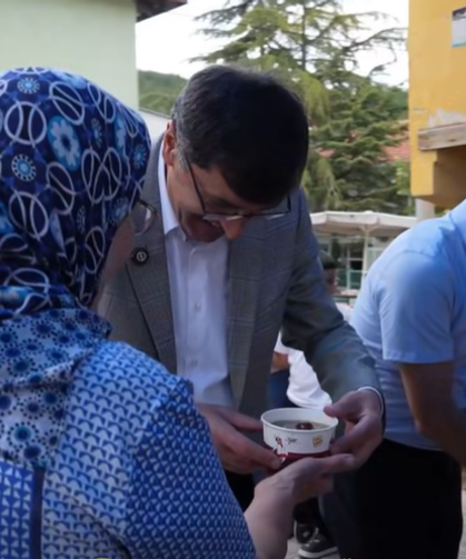Kütahya'da aşure etkinliği coşkusu: Başkan Kahveci, aşure dağıtımı gerçekleştirdi