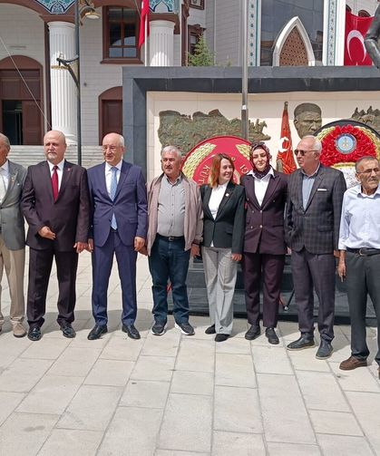CHP heyeti Kütahya’da 30 Ağustos için çelenk sundu