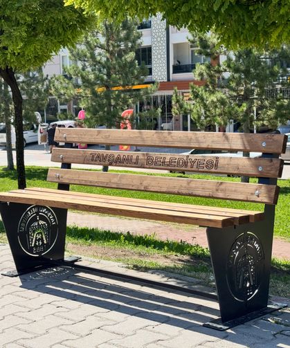 Vatandaşların Yüzünü Güldürecek Çalışma! Tavşanlı’da Banklar Yenileniyor