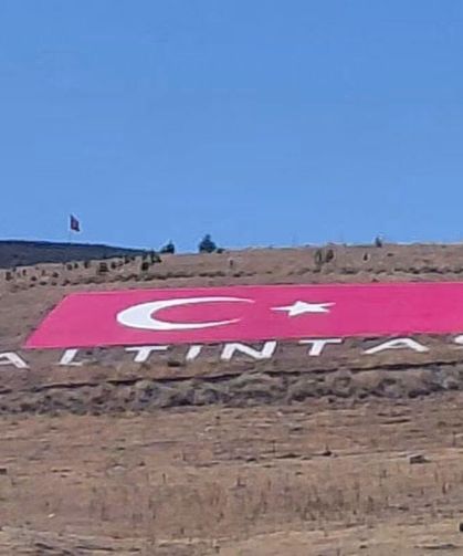 Altıntaş’ta Çal Tepesi’ndeki dev Türk bayrağı yenilendi