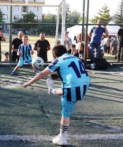 Kütahya’da Mahallede Şenlik Var! Çocuklar Sahaya Çıktı