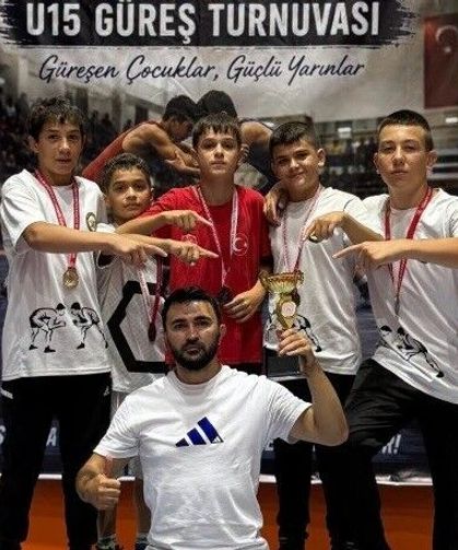 Kütahya’nın Gururu Oldular! Tavşanlılı Güreşçiler Şampiyon