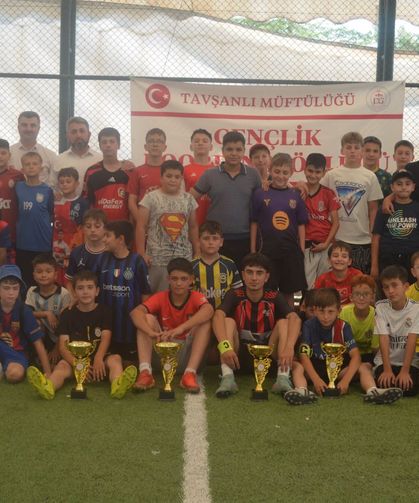 Tavşanlı'da  "Yazımda Kardeşlik Var" halı saha turnuvasında ödüller sahiplerini buldu