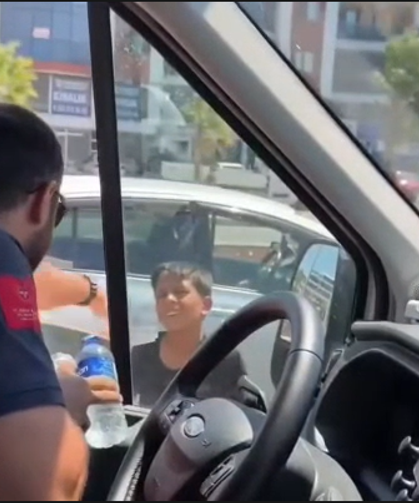 Harçlığını çıkarmak için su satan çocuktan ambulans ekibine duygulandıran jest