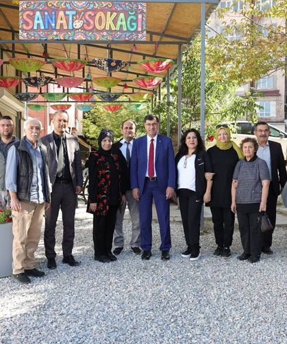 Başkan Kahveci, Sanat Sokağı'nda sanatçılarla buluştu