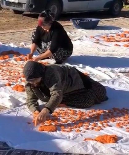 Tavşanlı'da kadınlar imece usulü ile tarhana döktü