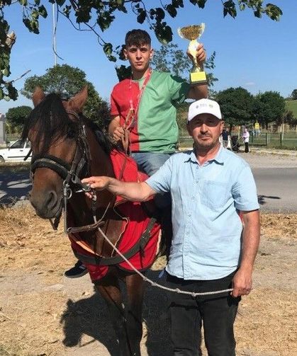 Rahvan at yarışlarından alınan kupa gurur yaşattı