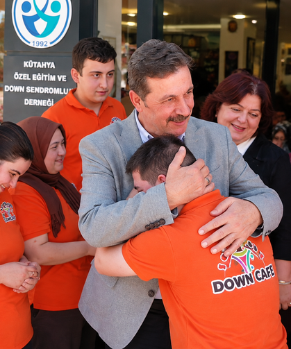 Osman Elbir ve eşi özel bireylerle vedalaştı: O anlar duygulandırdı