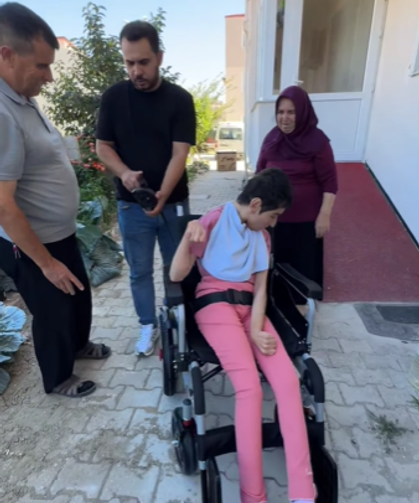 Gediz'de engelli vatandaşa akülü tekerlekli sandalye desteği sağlandı