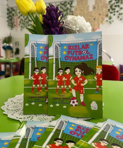 “Kızlar Futbol Oynamaz” kitabı Vali Musa Işın’a sunuldu