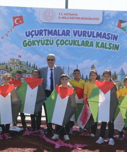 Kütahyalı minik öğrencilerin uçurtmaları Gazzeli çocuklar için gökyüzüne yükseldi