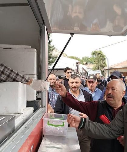 Kütahya Vakıflar Bölge Müdürlüğü'nden vatandaşlara kavurmalı pilav ikramı