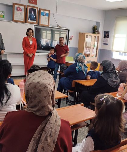 Altıntaş'ta İlçe Milli Eğitim Müdürü Tuba Sinan, öğretmen ve öğrencilerle buluştu