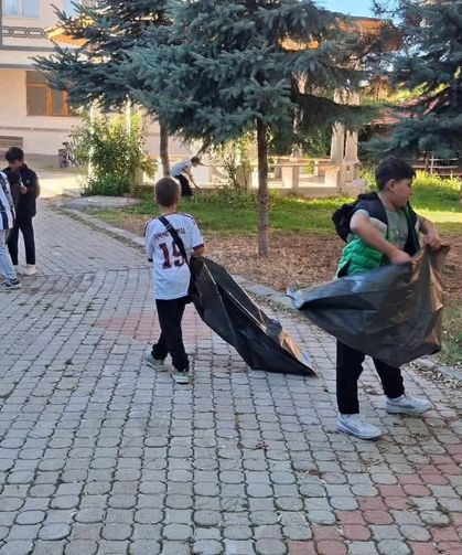 Kütahya’da Minik Ellerden Büyük Farkındalık! Kur’an Kursu Öğrencileri Çevreyi Temizledi