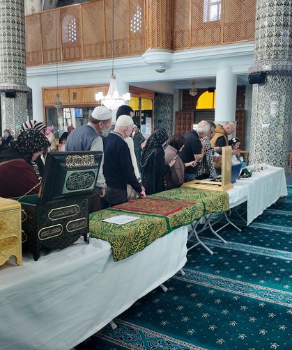 Gediz Ulu Camii’nde kutsal emanetleri görmek için yoğun ziyaret