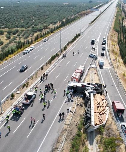 Komşuda feci kaza: Yolcu otobüsü ile tır çarpıştı, 11 kişi öldü, 27 kişi yaralandı