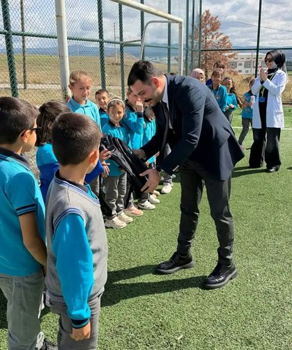MHP Kütahya Merkez İlçe Başkanı Tuğ, Siner Mahallesi’ndeki çocuklara verdiği sözü tuttu