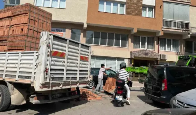 Kamyondan düşen tuğlalar yolu kapattı