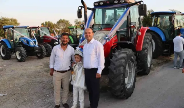 Kornalar çaldı, traktörler süslenip konvoy oldu