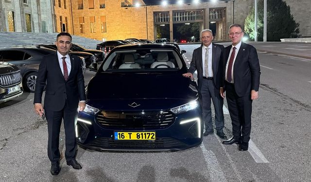 Milletvekili Mehmet Demir, Togg T10F’yi Meclis’te İnceledi