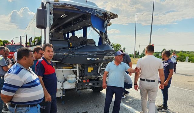 Yolcu minibüsü ile TIR çarpıştı; 7 yaralı