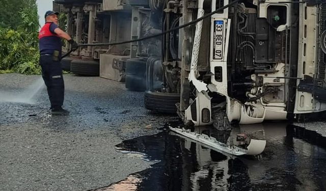 Asfalt Tankeri Devrildi: Sürücü Yaralı