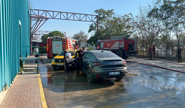 İzmir'de çıkan ot yangını AVM otoparkına sıçradı; 2 otomobilde hasar oluştu