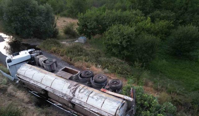 Afyonkarahisar’daki Tır Kazasında Asfalt Saçıldı