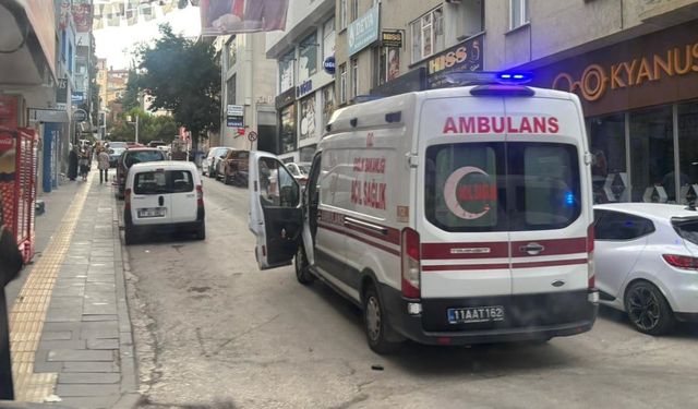 Ani fren motosikletliyi savurdu: 1 yaralı