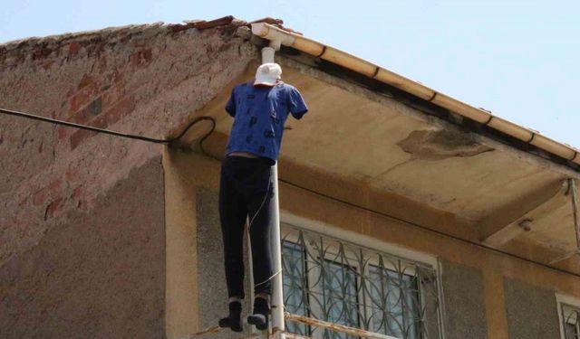 Balkonda Şok Görüntü: Ceset Değil Mankenmiş