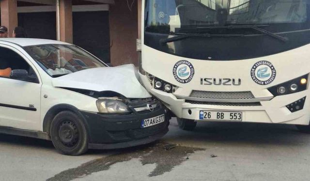 Belediye Aracıyla Hafif Ticari Araç Çarpıştı