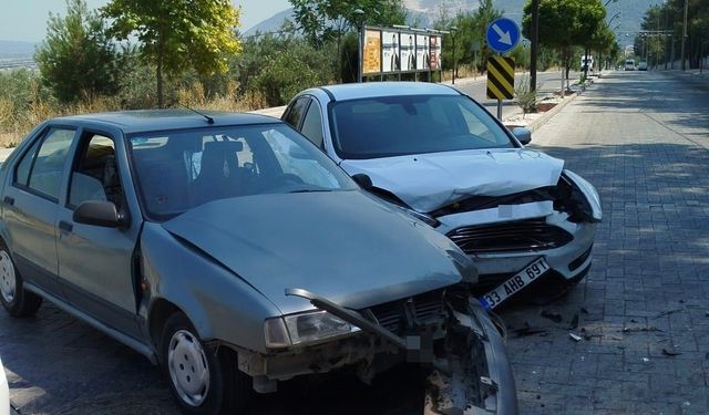 İki araç çarpıştı: 2 yaralı