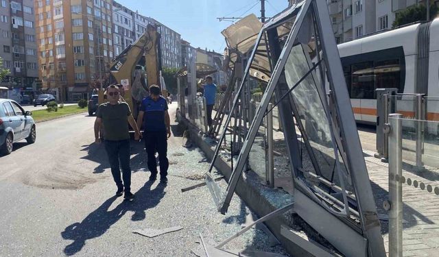Kepçe kolu tramvay durağına çarptı: 1 yaralı