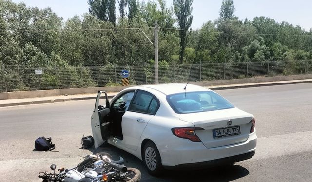 Motosiklet, otomobille çarpıştı: 1 yaralı
