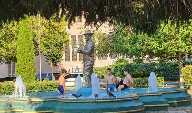 Sıcaktan Bunalan Çocuklar Süs Havuzuna Atladı