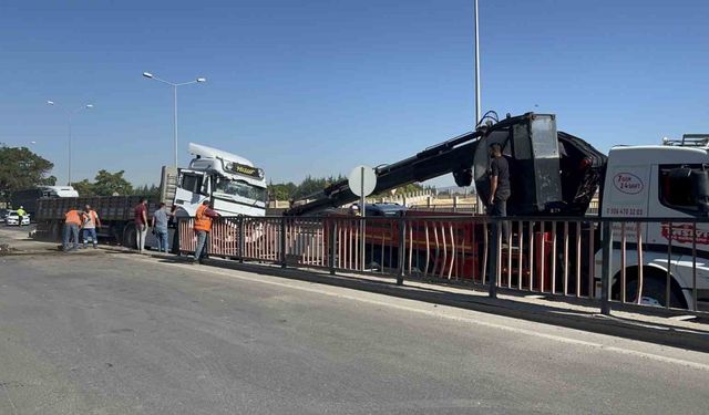 Zincirleme Tehlike: Tır Bariyerlere Girdi