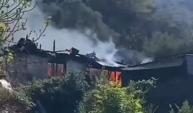 Tek katlı ev alevlere teslim oldu, ev sahibi gözaltında