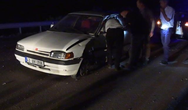 Kütahya’da İki Araç Kafa Kafaya Çarpıştı: 5 Kişi Hastaneye Kaldırıldı