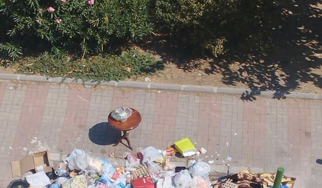 Çöpler Toplanmayınca Sokaklar Kokudan Geçilmez Oldu