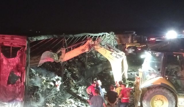 Eşya Yüklü Tır Yangını Paniğe Neden Oldu