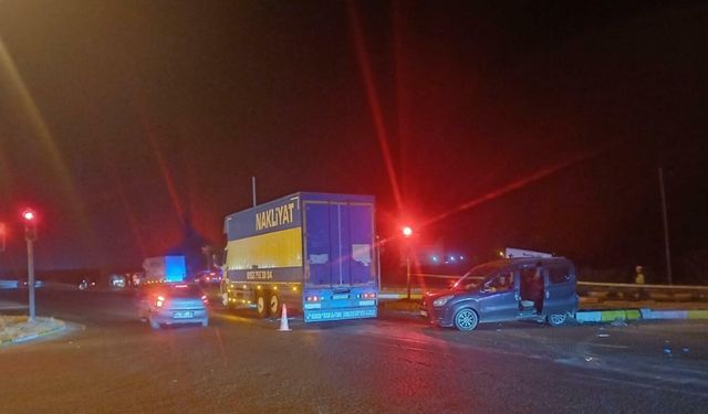 Kamyon ile hafif ticari araç çarpıştı; 1 ölü, 2'si ağır 8 yaralı