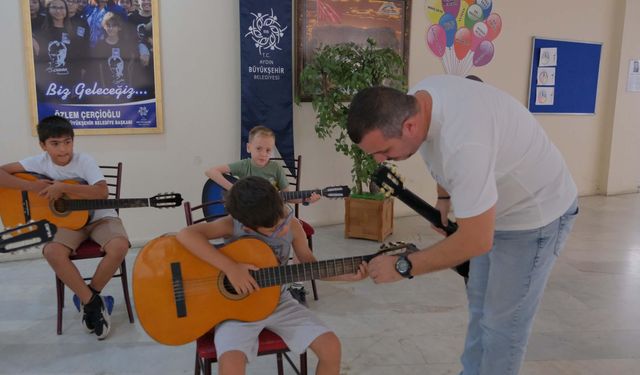 Kursiyerler Aydın’da gitarla notalara dokunuyor