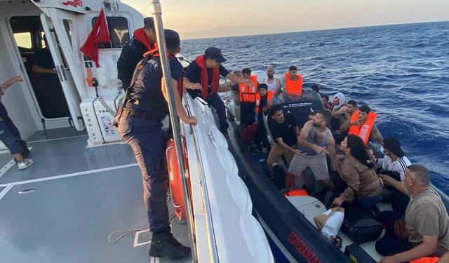 Lastik botla sürüklenen 20 kaçak göçmen kurtarıldı