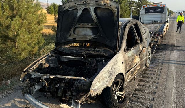 Seyir halindeki otomobil alev aldı