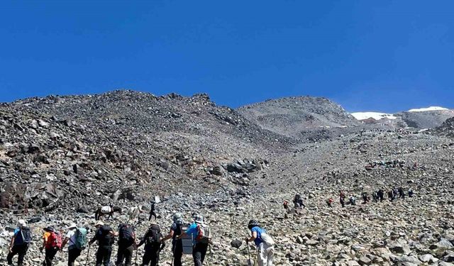 4 Dağcı 5137 Metrede Türk Bayrağı Açtı